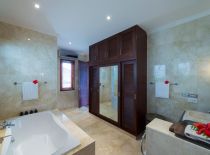 Villa Kalimaya III, Upstairs bathroom